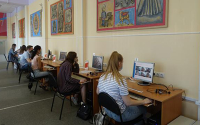 В СИЦ Омского государственного педагогического университета студенты-волонтеры наблюдают за ходом экзаменов в омских пунктах