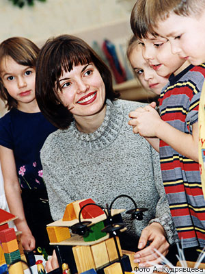 Педагог Омского государственного педагогического университета работает с детьми