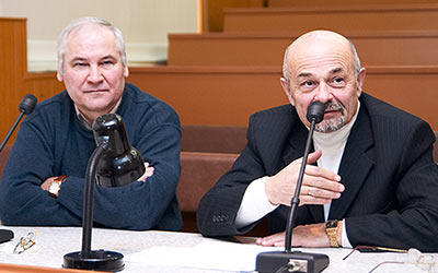 К.А. Чуркин (справа) и М.П. Лапчик во время сеанса связи с Тарским филиалом ОмГПУ