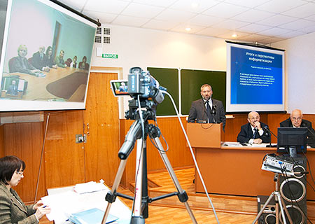 Выступление В.И. Жилина; на проекторе слева – сотрудники Тарского филиала ОмГПУ