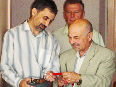 Ю.А. Мурашко (слева) и К.А. Чуркин разрезают красную ленту на открытии лаборатории биотехнологии