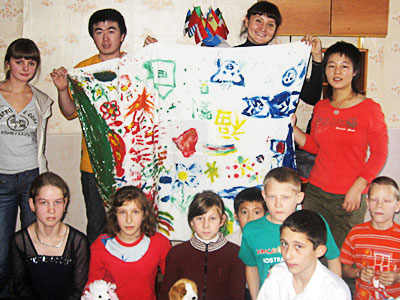 Лера Лазина, Лю Шитзя, Александра Козулина и Чжу Миньминь (слева направо) вместе с детьми представляют результаты своей работы