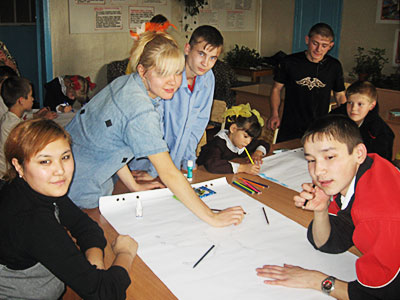 Гуля Балтабаева и Александра Завьялова учат детей рисовать