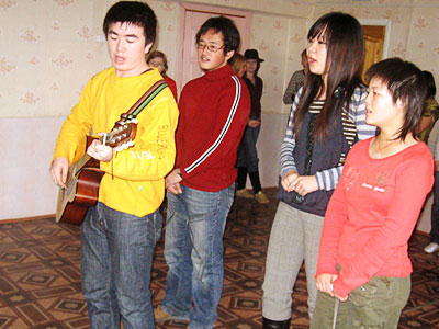Студенты из Китая поют песню на родном языке