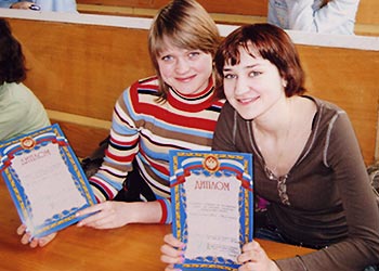 Участники студенческой олимпиады по иностранным языкам с дипломами