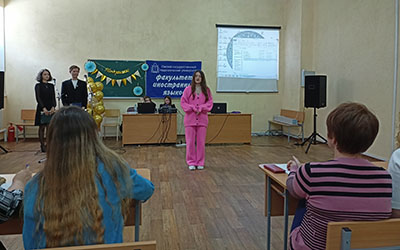 На факультете иностранных языков прошел заключительный этап конкурса чтецов «Живое слово»
