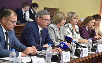 Ректор ОмГПУ рассказал о развитии сети психолого-педагогических классов на областном августовском форуме для педагогического сообщества
