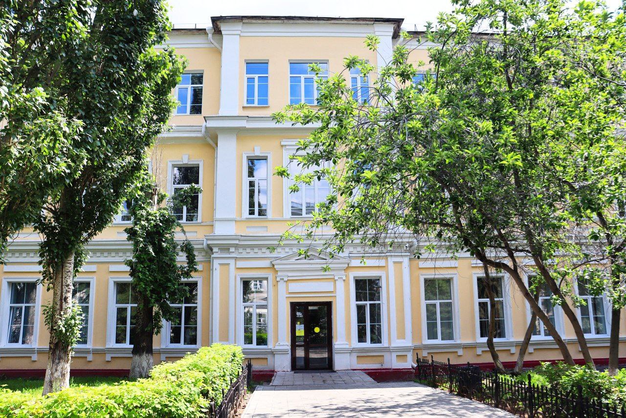 Педагогический институт омск. Омский педагогический институт. ОМГПУ 3 корпус. Интернациональная 6 Омск. Омский педагогический университет витраж в главном корпусе
