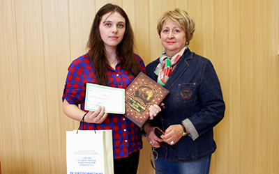 победительница конкурса А. Жогликова и проректор ОмГПУ Н.В. Чекалева 