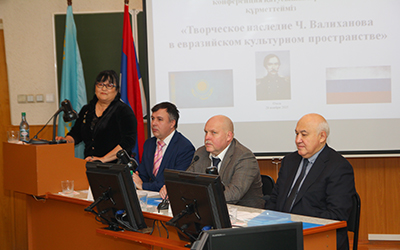 Р.Н. Кошенова читает доклад на пленарном заседании