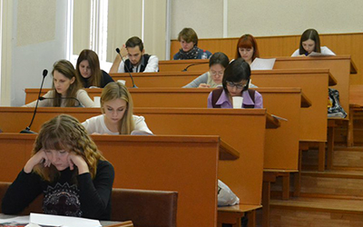 Участники олимпиады за работой