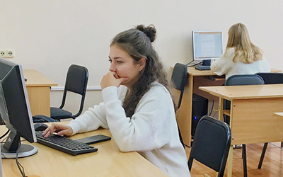 иностранные студенты ОмГПУ сдают тест