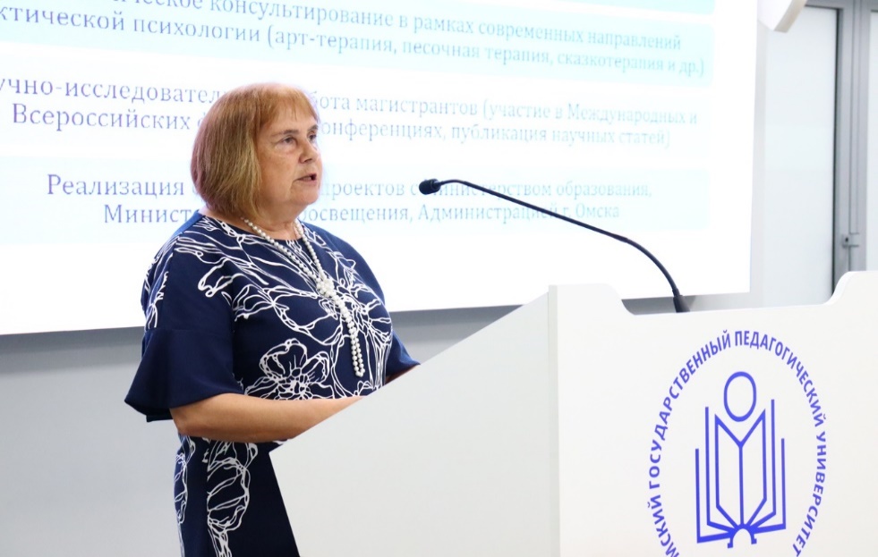 Выступление с докладом на научно-практической конференции д.психол.н., профессора Л. Н. Антилоговой