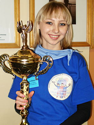 Студентка ОмГПУ Ольга Шмидт держит кубок за третье место во Втором туре Всероссийской студенческой олимпиады по педагогике