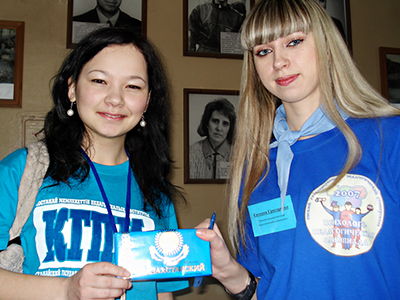 Команда ОмГПУ обменивается сувенирами с командой из Казахстана