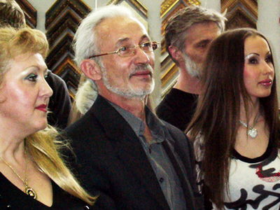 Профессор ОмГПУ Сергей Крамаров (в центре) на открытии своей персональной выставки