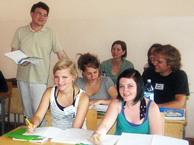 Е.Ю. Виданов ведет урок русского языка в рамках Летней школы в ОмГПУ