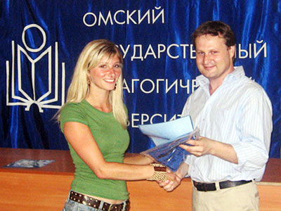 С.Н. Широбоков вручает сертификат участнице Летней школы Дэзире Штрис (Австрия)