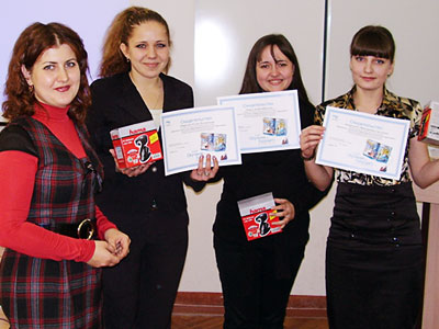 В.Н. Дежнева (слева) вручает призы Елене Старковой, Алене Ляшко и Маргарите Захарченко (проект«Касается каждого»)
