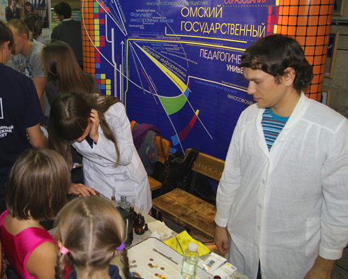 Студенты химико-биологического факультета демонстрируют химические опыты