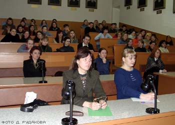 Студенты и преподаватели омских вузов, пришедшие на встречу с господином Грау