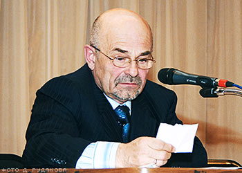 Ректор ОмГПУ К.А. Чуркин отвечает на записку из зала