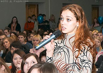 Студентка задает вопрос ректору ОмГПУ К.А. Чуркину