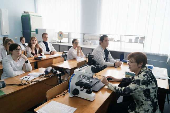 Будущие педагоги учатся работать с тринокулярным микроскопом с видеокамерой в Технопарке ОмГПУ