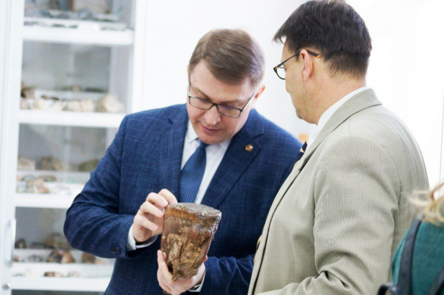 В ОмГПУ открылся первый в регионе геологический кабинет с минералами и горными породами