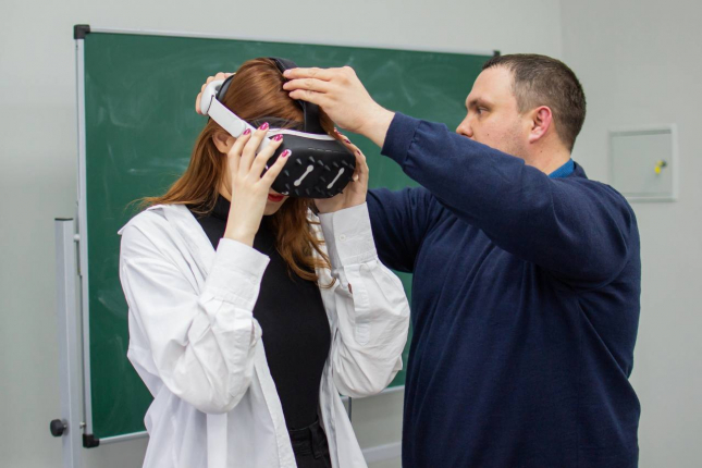 очки виртуальной реальности в лаборатории ОмГПУ