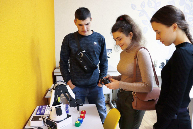 Школьники из Стаханова побывали на экскурсии в кванториуме и технопарке ОмГПУ