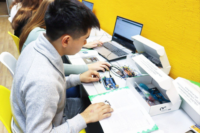 В Кванториуме ОмГПУ для студентов прошло занятие по управлению робототехническими устройствами